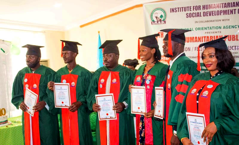 Decoration and presentation of award certification to this year’s graduates